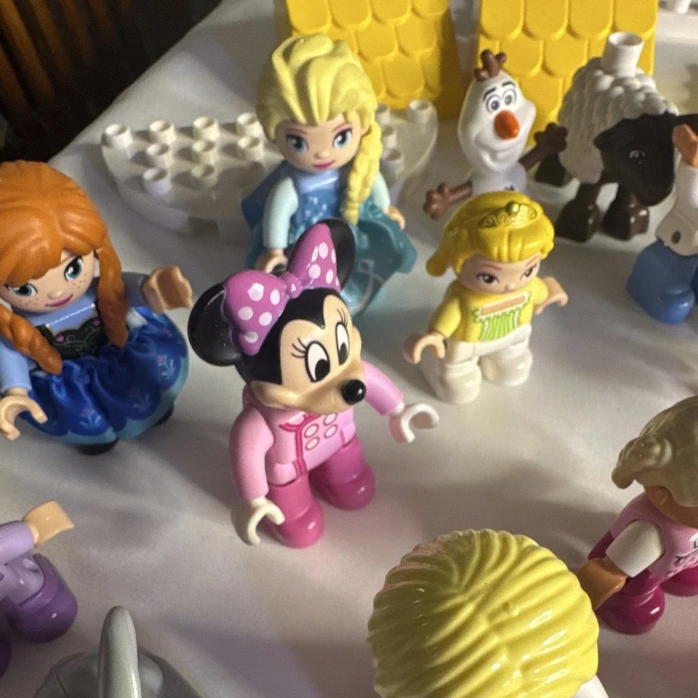 LEGO DUPLO 240 Mixed Bricks Pieces & People Minnie, Elsa Olaf. Girls.